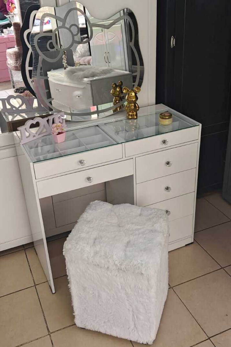 Vanity Hello Kitty